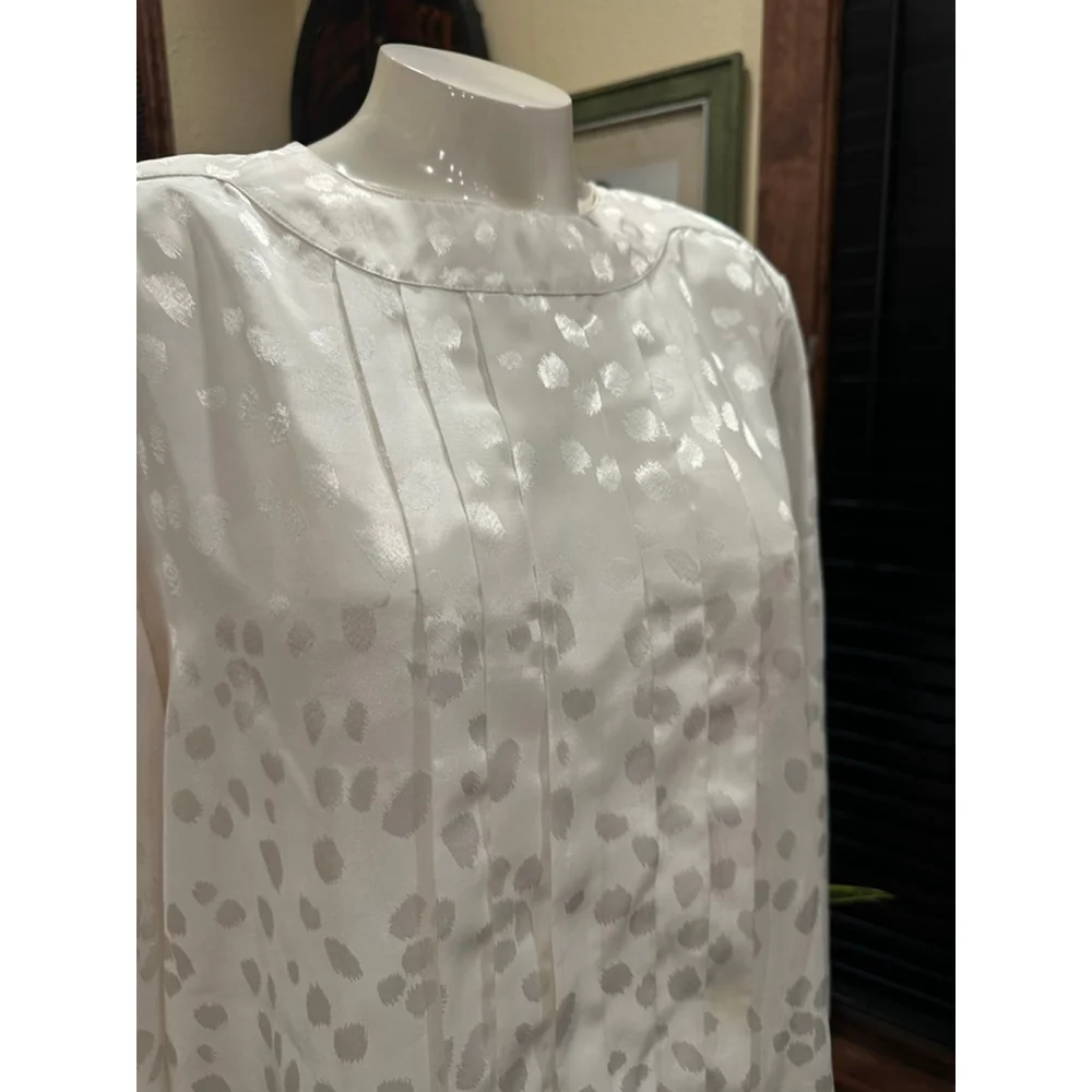 The Villager Liz Claiborne White Jacquard Satin Blouse Medium